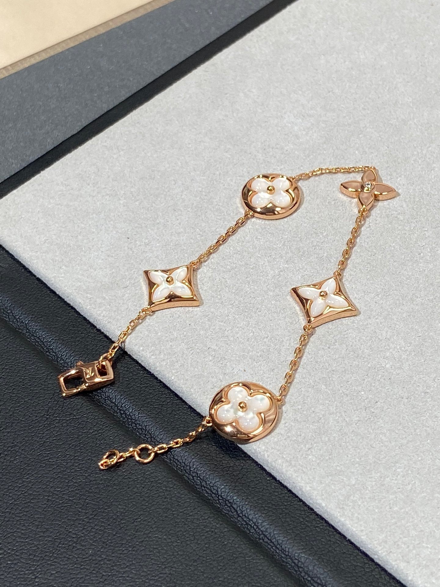 [Star Jewelry]STAR AND SUN 5 MOTIF MOP PINK GOLD BRACELET