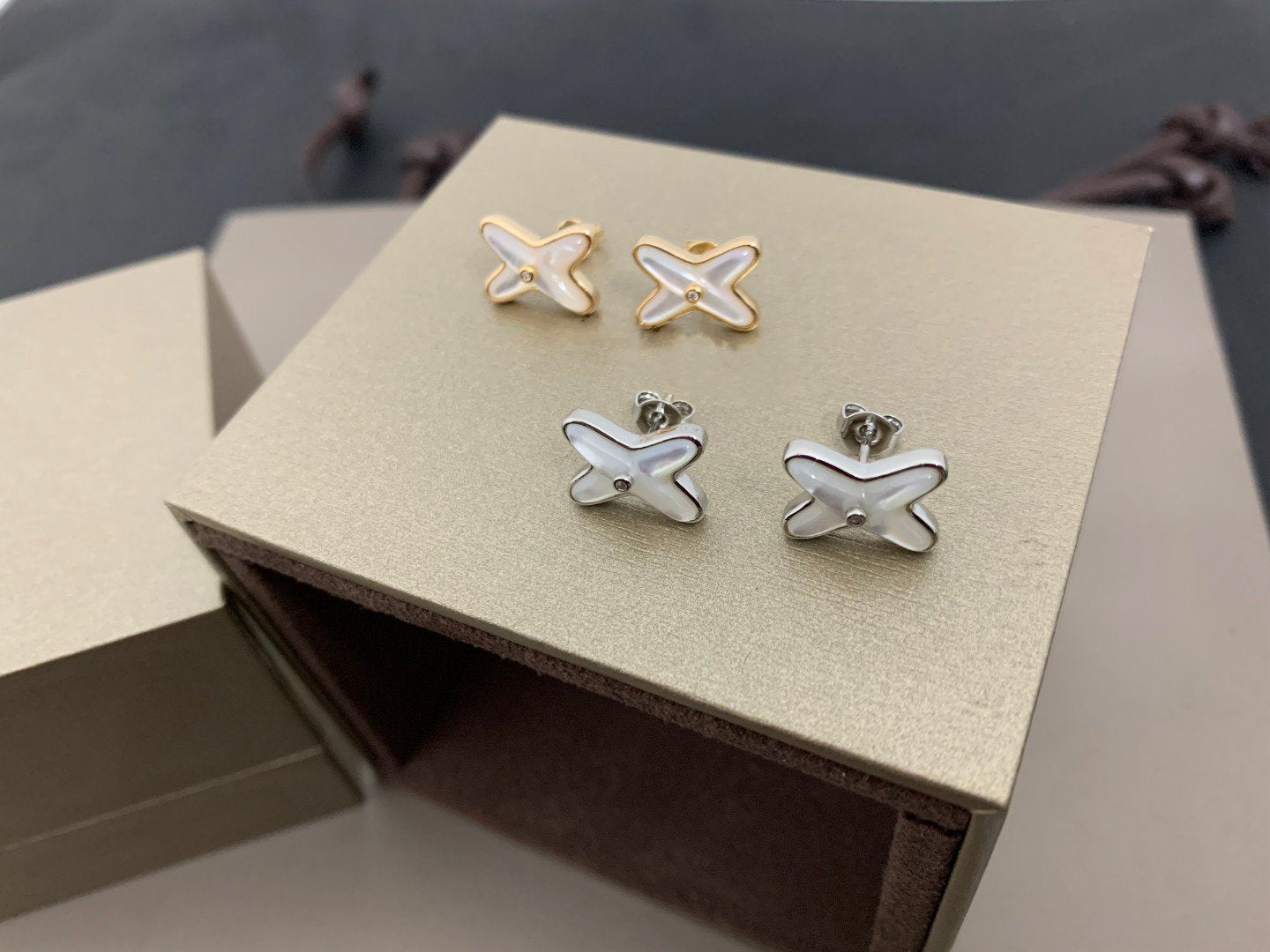 [Star Jewelry]JEUX DE WHITE MOP SILVER DIAMOND EARRINGS