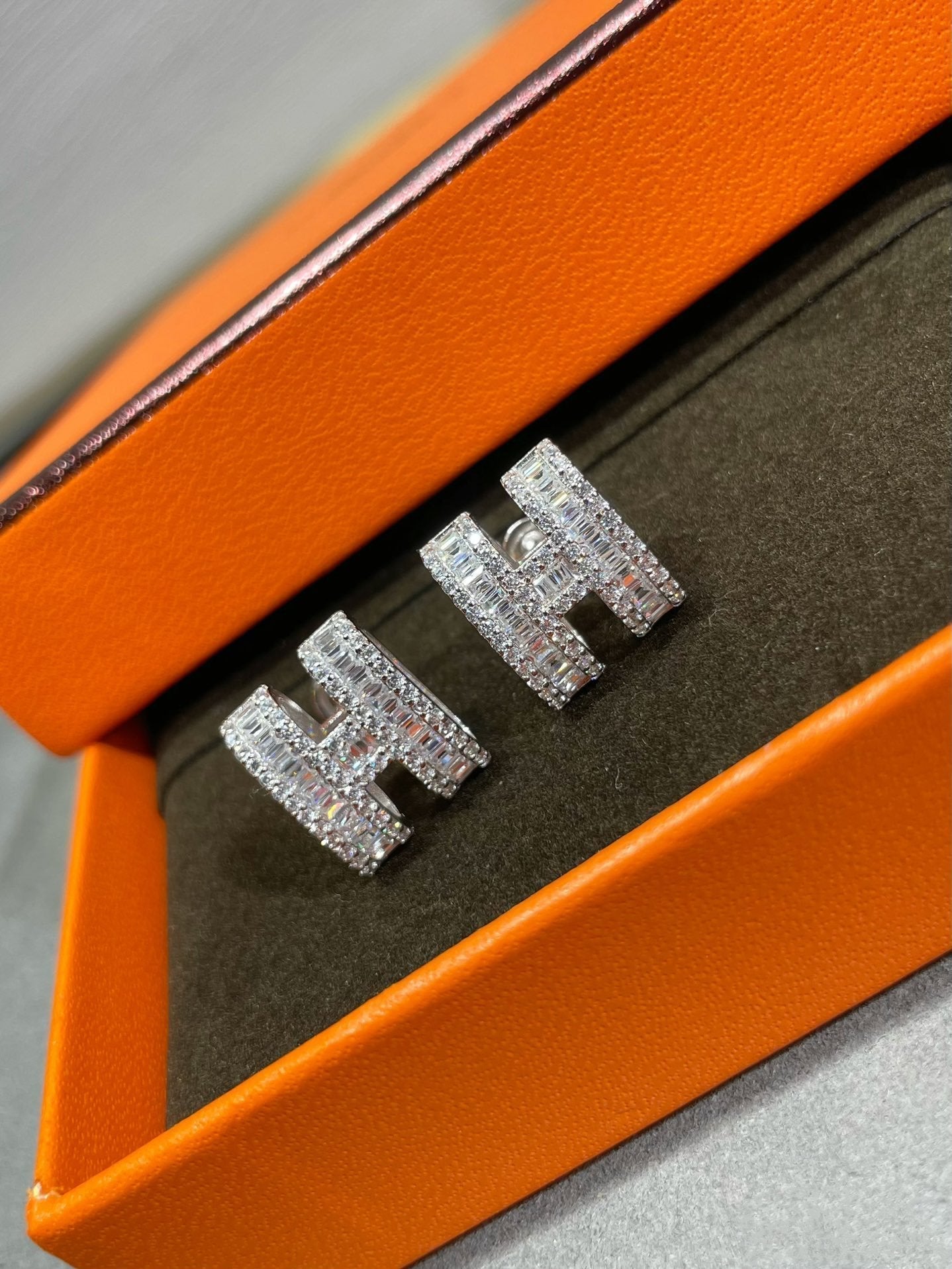 [Star Jewelry]H STUD EARRINGS WITH SILVER DIAMONDS