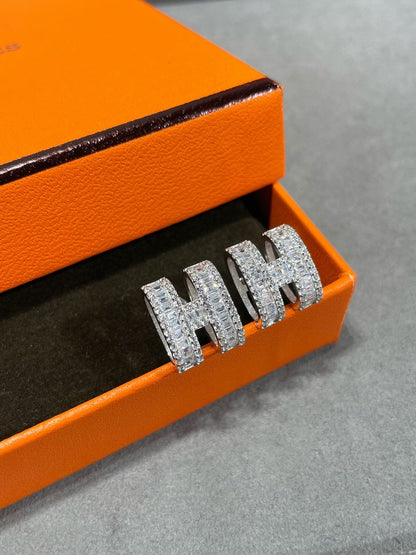 [Star Jewelry]H STUD EARRINGS WITH SILVER DIAMONDS